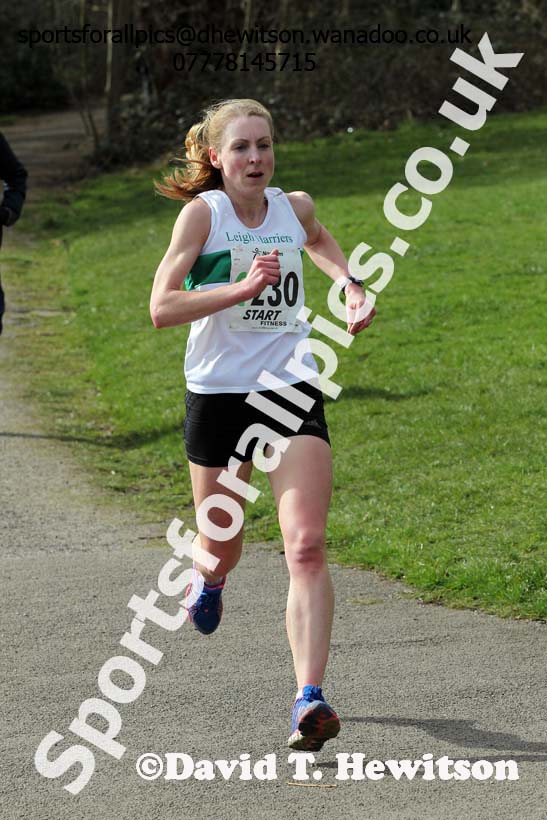 Louisa Thompson (Leigh) on the 3rd leg of the senior womens 6 stage relay, 2014 Northern 12 and 6 Stage Relays, Heaton Park, Manchester. Photo: David T. Hewitson/Sports for All Pics